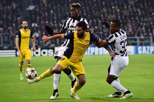 Pogba ed Evra su Arda Turan. Afp